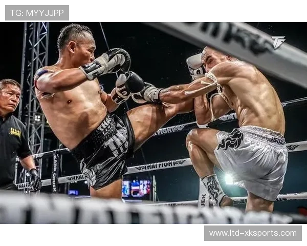 泰拳选手飞膝直撞对手胸部：有效命中的力量与艺术